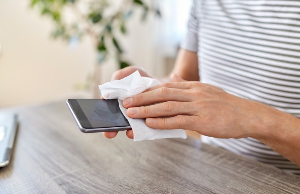 nettoyer le smartphone avec un chiffon 