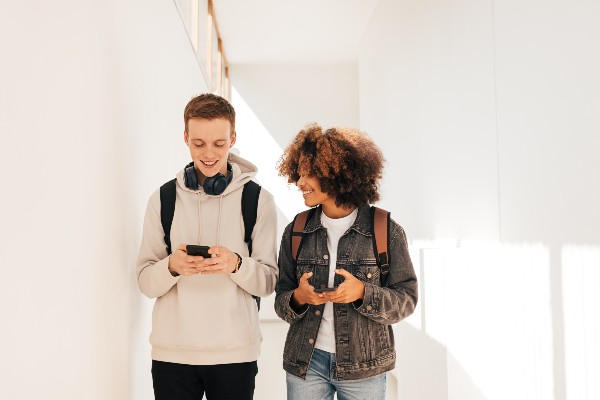 Deux jeunes gens avec leur téléphone 