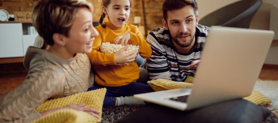 famille regardant des films sur internet