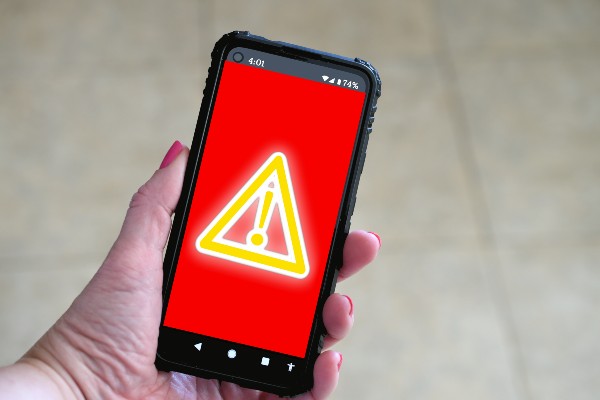 téléphone avec alerte rouge 