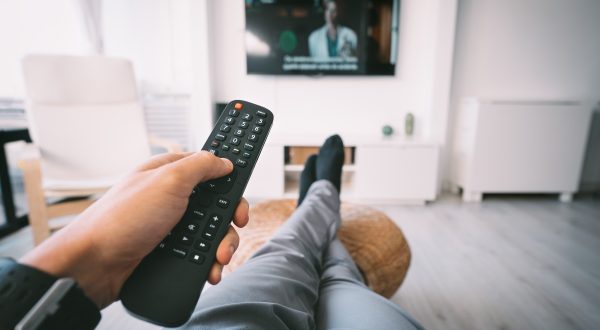 Un homme regardant la télévision