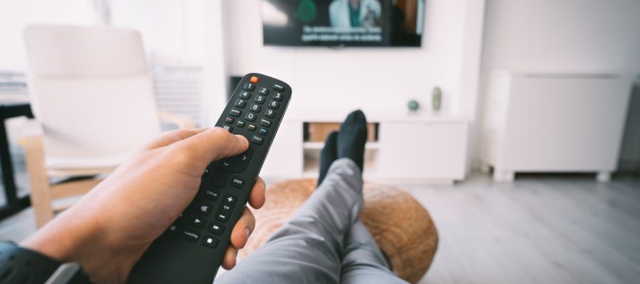 Un homme regardant la télévision